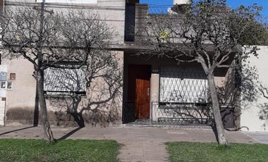 EXCELENTE PROPIEDAD 3 AMB  CON COCHERA Y PILETA EN LOTE PROPIO