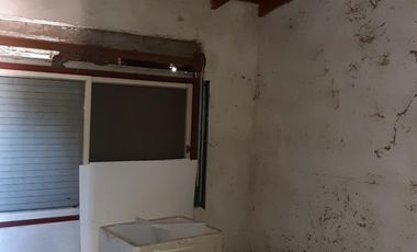 EXCELENTE PROPIEDAD 3 AMB  CON COCHERA Y PILETA EN LOTE PROPIO