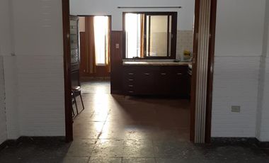 EXCELENTE PROPIEDAD 3 AMB  CON COCHERA Y PILETA EN LOTE PROPIO