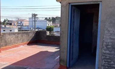 EXCELENTE PROPIEDAD 3 AMB  CON COCHERA Y PILETA EN LOTE PROPIO