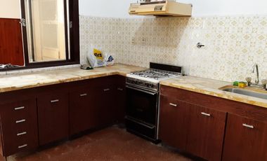 EXCELENTE PROPIEDAD 3 AMB  CON COCHERA Y PILETA EN LOTE PROPIO