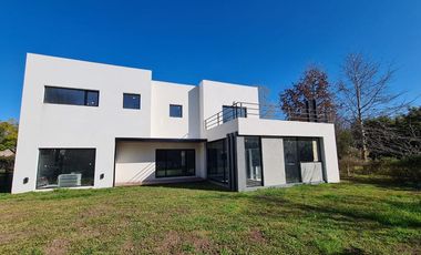 EN VENTA - CASA 3 DORMITORIOS A ESTRENAR - LA BAHÍA, PUEBLO ESTHER