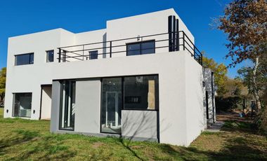 EN VENTA - CASA 3 DORMITORIOS A ESTRENAR - LA BAHÍA, PUEBLO ESTHER
