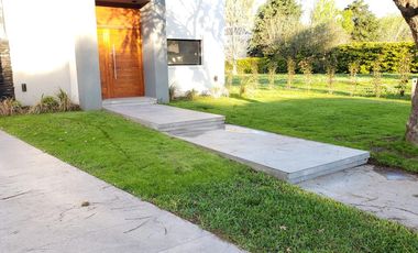 EN VENTA - CASA 3 DORMITORIOS A ESTRENAR - LA BAHÍA, PUEBLO ESTHER