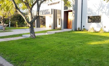 EN VENTA - CASA 3 DORMITORIOS A ESTRENAR - LA BAHÍA, PUEBLO ESTHER