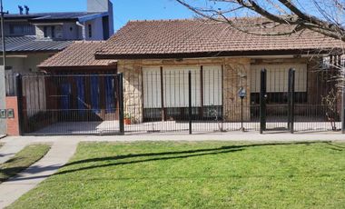 Casa en venta - 2 Dormitorios 1 Baño - Cocheras - 363Mts2 - Mar del Plata