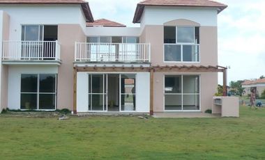 Venta: Espectacular Townhouse en Decameron Resort