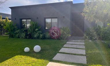 Casa en venta en San Ramiro , Pilar del Este