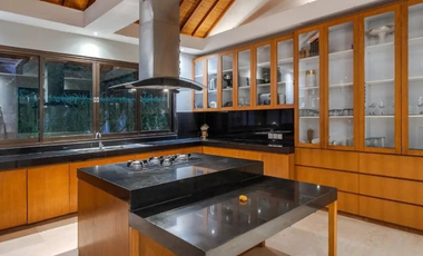 FIVE-BEDROOM VILLA WITH STUNNING OCEAN VIEWS IN PANDAWA BEACH KUTUH