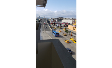 Edificio rentero en avenida principal 4 de Noviembre Manta