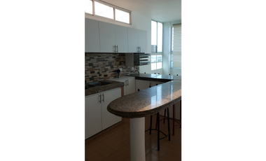 Edificio rentero en avenida principal 4 de Noviembre Manta