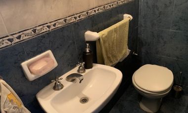 Casa en Barrio Naval de 4 amb. con cochera y patio