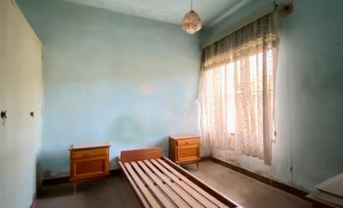 Casa de 3 AMBIENTES con local ubicada a 700 metros de la Avenida Tomás Espora.