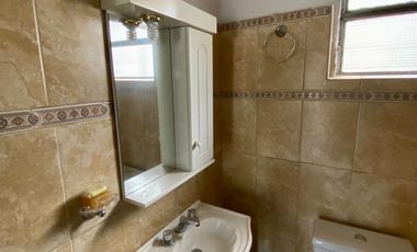 Casa de 3 AMBIENTES con local ubicada a 700 metros de la Avenida Tomás Espora.