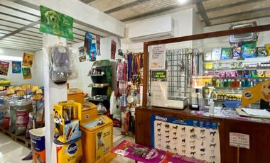 Casa de 3 AMBIENTES con local ubicada a 700 metros de la Avenida Tomás Espora.