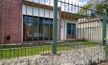 Casa de 3 AMBIENTES con local ubicada a 700 metros de la Avenida Tomás Espora.