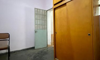 Casa de 3 AMBIENTES con local ubicada a 700 metros de la Avenida Tomás Espora.