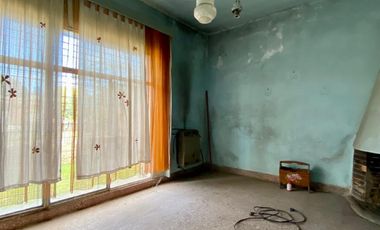 Casa de 3 AMBIENTES con local ubicada a 700 metros de la Avenida Tomás Espora.