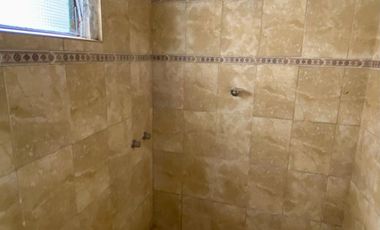 Casa de 3 AMBIENTES con local ubicada a 700 metros de la Avenida Tomás Espora.