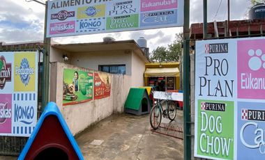 Casa de 3 AMBIENTES con local ubicada a 700 metros de la Avenida Tomás Espora.