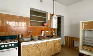 Casa de 3 AMBIENTES con local ubicada a 700 metros de la Avenida Tomás Espora.