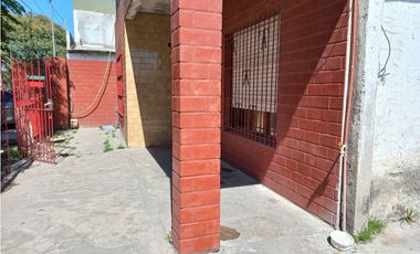Casa 3amb + 2 edificaciones para reciclar/ Barrio Las Américas