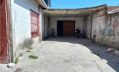 Casa 3amb + 2 edificaciones para reciclar/ Barrio Las Américas