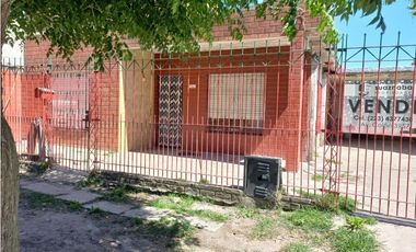 Casa 3amb + 2 edificaciones para reciclar/ Barrio Las Américas
