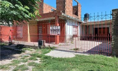 Casa 3amb + 2 edificaciones para reciclar/ Barrio Las Américas