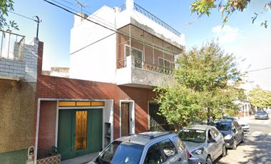 Casa en Villa Devoto, esquina, lote propio, con local, cochera y 2 terrazas