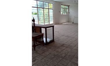 CASA EN VENTA CON VISTA AL LAGO PARA REMODELAR 