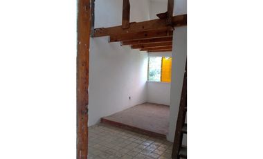 CASA EN VENTA CON VISTA AL LAGO PARA REMODELAR 
