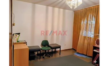 Casa De 3 Pisos Con 2 Locales Comerciales Y 3 Departamentos – Ideal Para Inversión En San Juan De Lurigancho