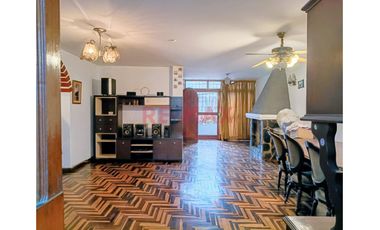 Casa De 3 Pisos Con 2 Locales Comerciales Y 3 Departamentos – Ideal Para Inversión En San Juan De Lurigancho