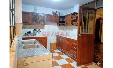 Casa De 3 Pisos Con 2 Locales Comerciales Y 3 Departamentos – Ideal Para Inversión En San Juan De Lurigancho