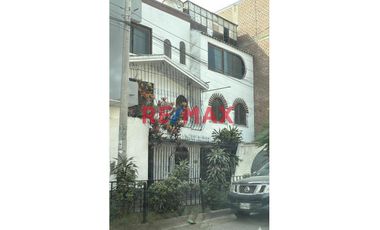 Casa De 3 Pisos Con 2 Locales Comerciales Y 3 Departamentos – Ideal Para Inversión En San Juan De Lurigancho
