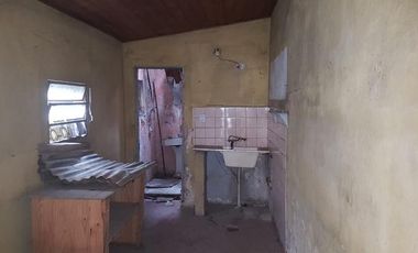 Casa con local al frente a refaccionar