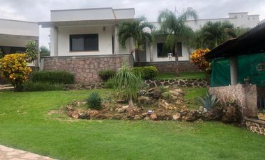 HERMOSA VILLA EN RENTA O  VENTA SOBRE CARRETERA CUERNAVACA-IGUALA