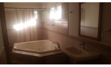 CASA GRANDE CERCADA DE DOSNIVELES CON JARDIN EN CLAYTON 1248M2