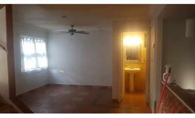 CASA GRANDE CERCADA DE DOSNIVELES CON JARDIN EN CLAYTON 1248M2