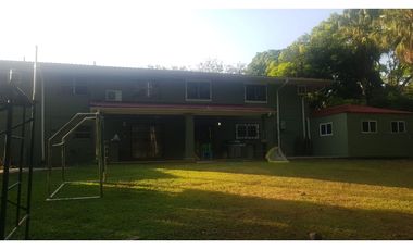 CASA GRANDE CERCADA DE DOSNIVELES CON JARDIN EN CLAYTON 1248M2