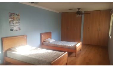 CASA GRANDE CERCADA DE DOSNIVELES CON JARDIN EN CLAYTON 1248M2