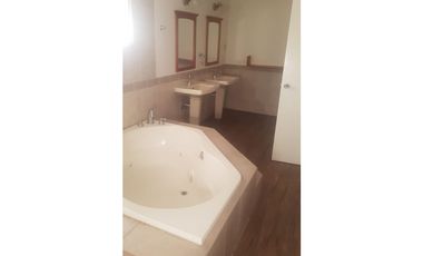 CASA GRANDE CERCADA DE DOSNIVELES CON JARDIN EN CLAYTON 1248M2