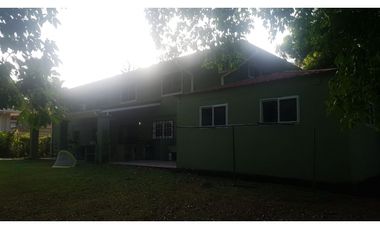 CASA GRANDE CERCADA DE DOSNIVELES CON JARDIN EN CLAYTON 1248M2
