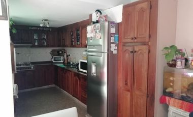 CASA EN VENTA 5 AMBIENTES CON PILETA