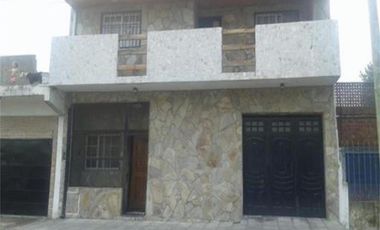 CASA EN VENTA 5 AMBIENTES CON PILETA