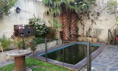 CASA EN VENTA 5 AMBIENTES CON PILETA