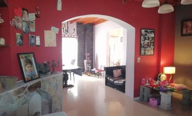 CASA EN VENTA 5 AMBIENTES CON PILETA