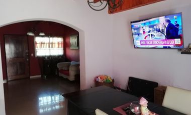 CASA EN VENTA 5 AMBIENTES CON PILETA