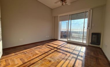 Departamento 4 ambientes con 2 baños y gran balcon en  San Martin Centro